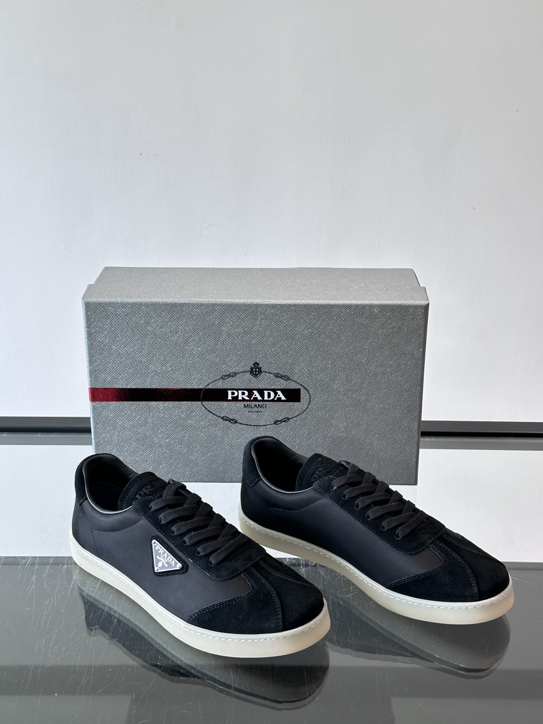 Prad*普拉达春夏新品男士高端运动鞋，这款运动鞋休闲百搭，选用头层牛皮打造，橡胶大底，脚感非常舒适，运