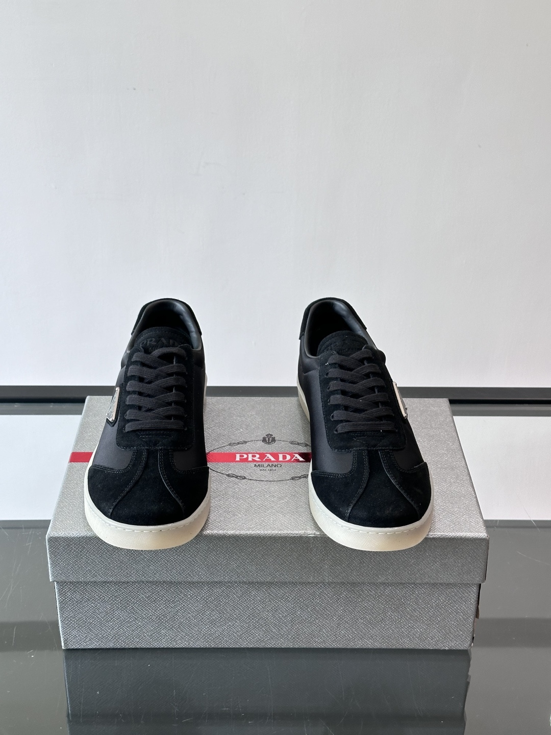 Prad*普拉达春夏新品男士高端运动鞋，这款运动鞋休闲百搭，选用头层牛皮打造，橡胶大底，脚感非常舒适，运