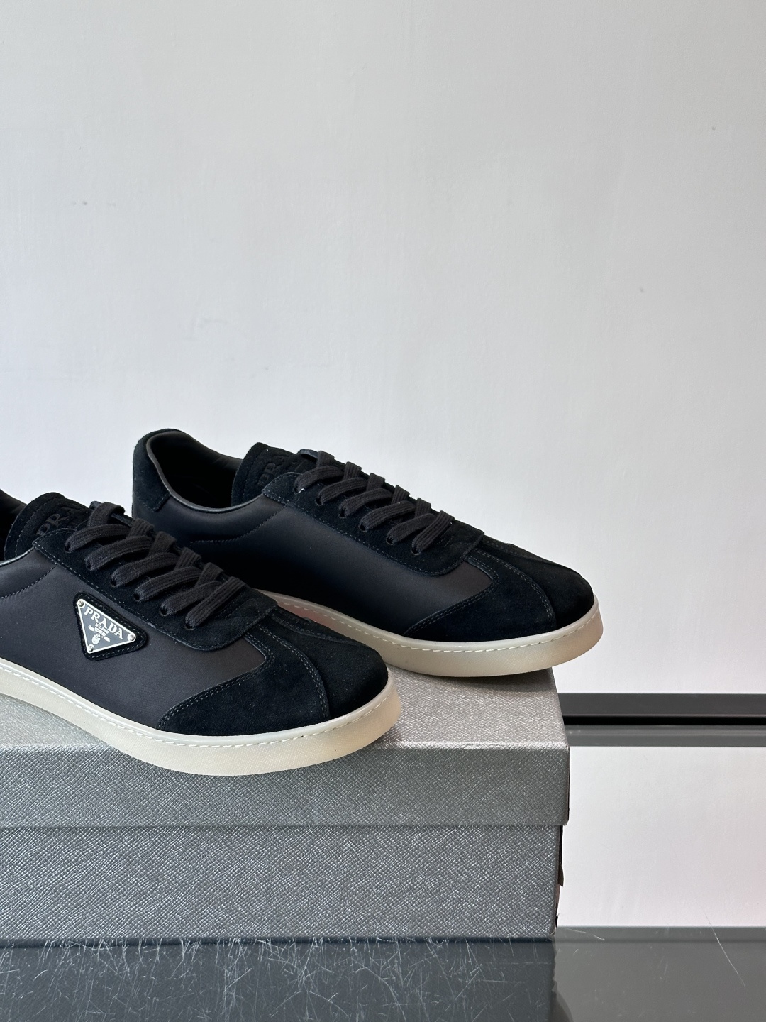 Prad*普拉达春夏新品男士高端运动鞋，这款运动鞋休闲百搭，选用头层牛皮打造，橡胶大底，脚感非常舒适，运