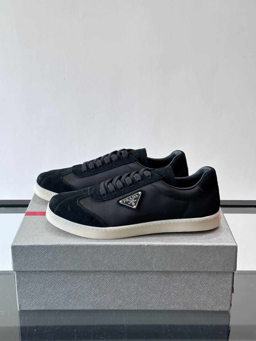 Prad*普拉达春夏新品男士高端运动鞋，这款运动鞋休闲百搭，选用头层牛皮打造，橡胶大底，脚感非常舒适，运
