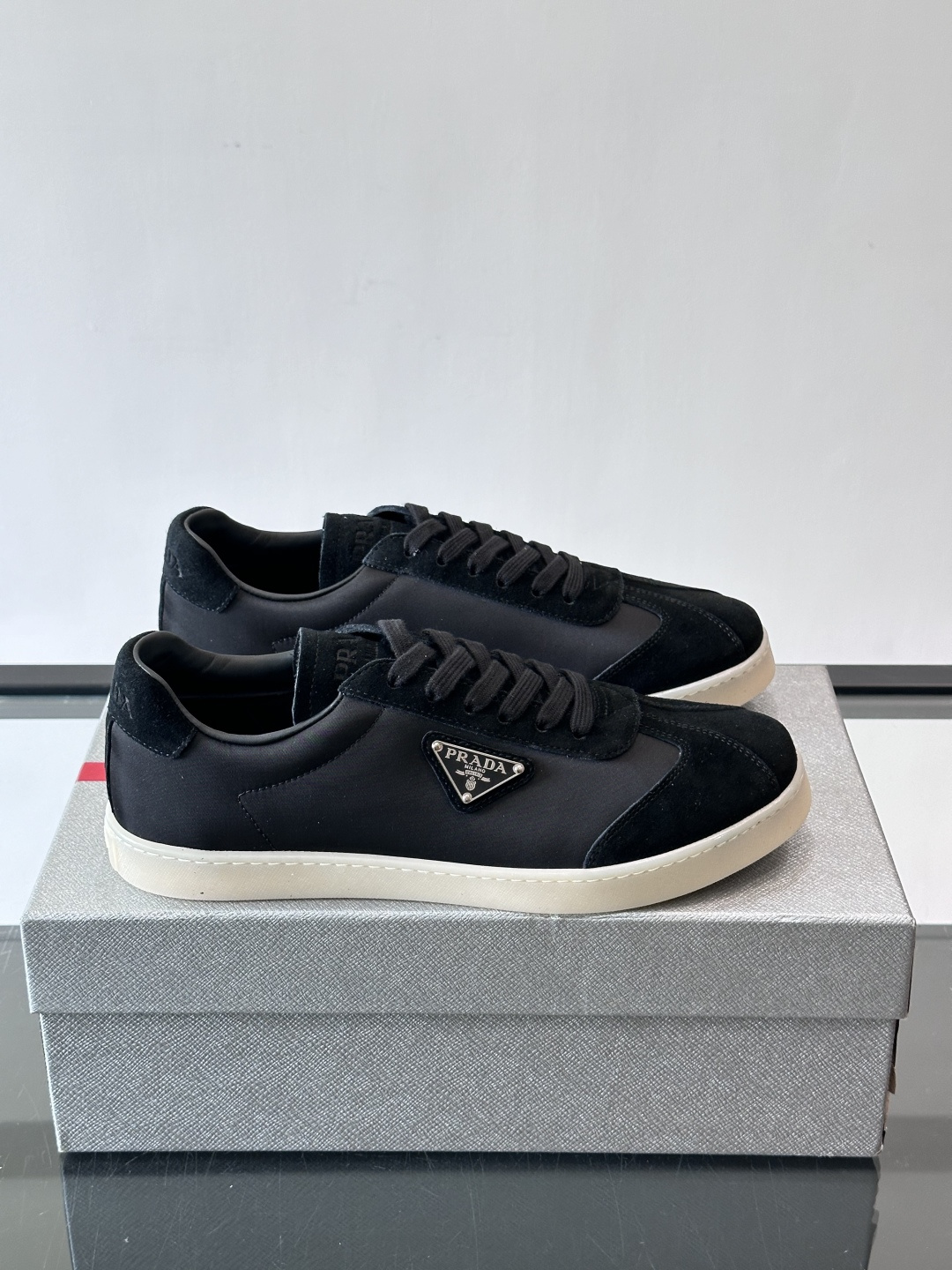 Prad*普拉达春夏新品男士高端运动鞋，这款运动鞋休闲百搭，选用头层牛皮打造，橡胶大底，脚感非常舒适，运