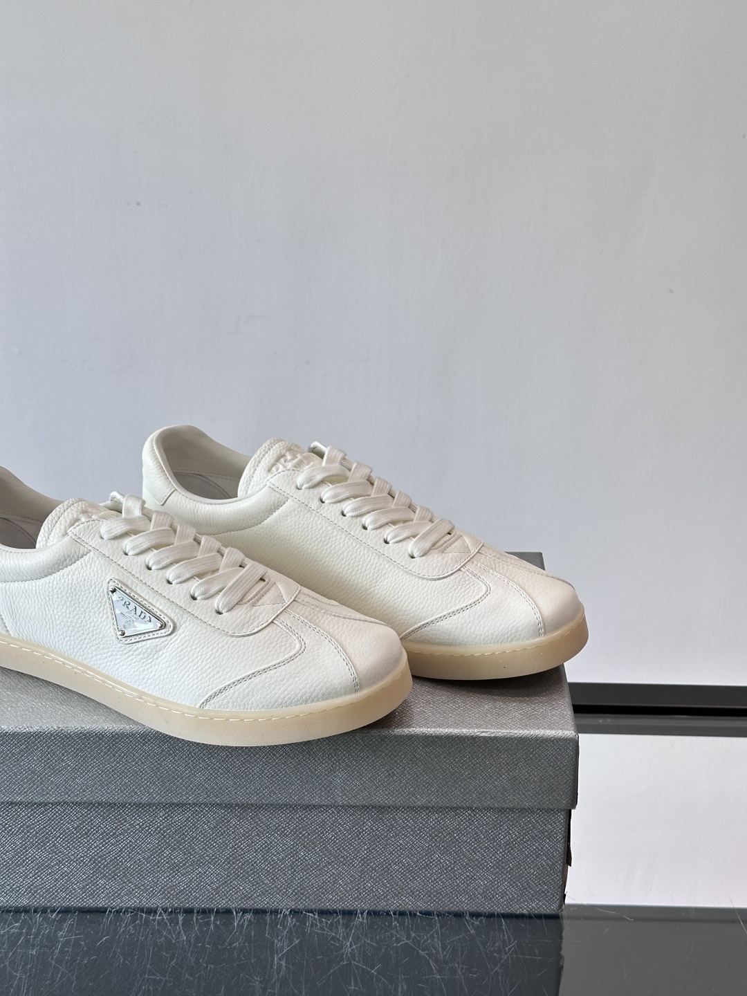 Prad*普拉达春夏新品男士高端运动鞋，这款运动鞋休闲百搭，选用头层牛皮打造，橡胶大底，脚感非常舒适，运