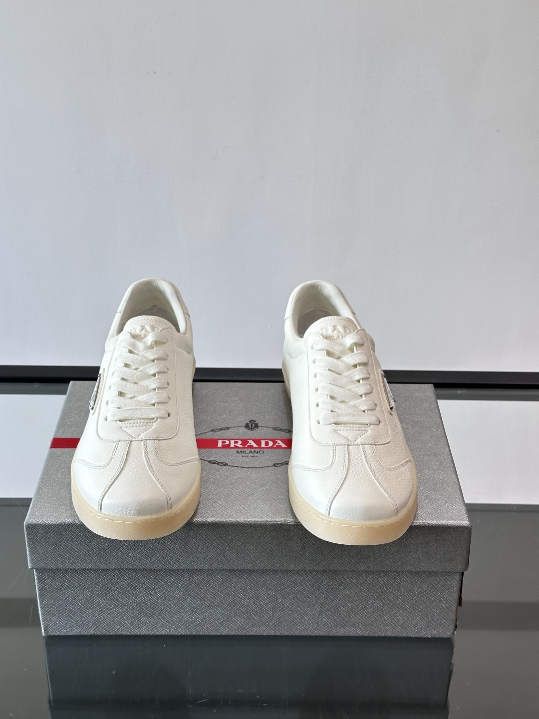 Prad*普拉达春夏新品男士高端运动鞋，这款运动鞋休闲百搭，选用头层牛皮打造，橡胶大底，脚感非常舒适，运
