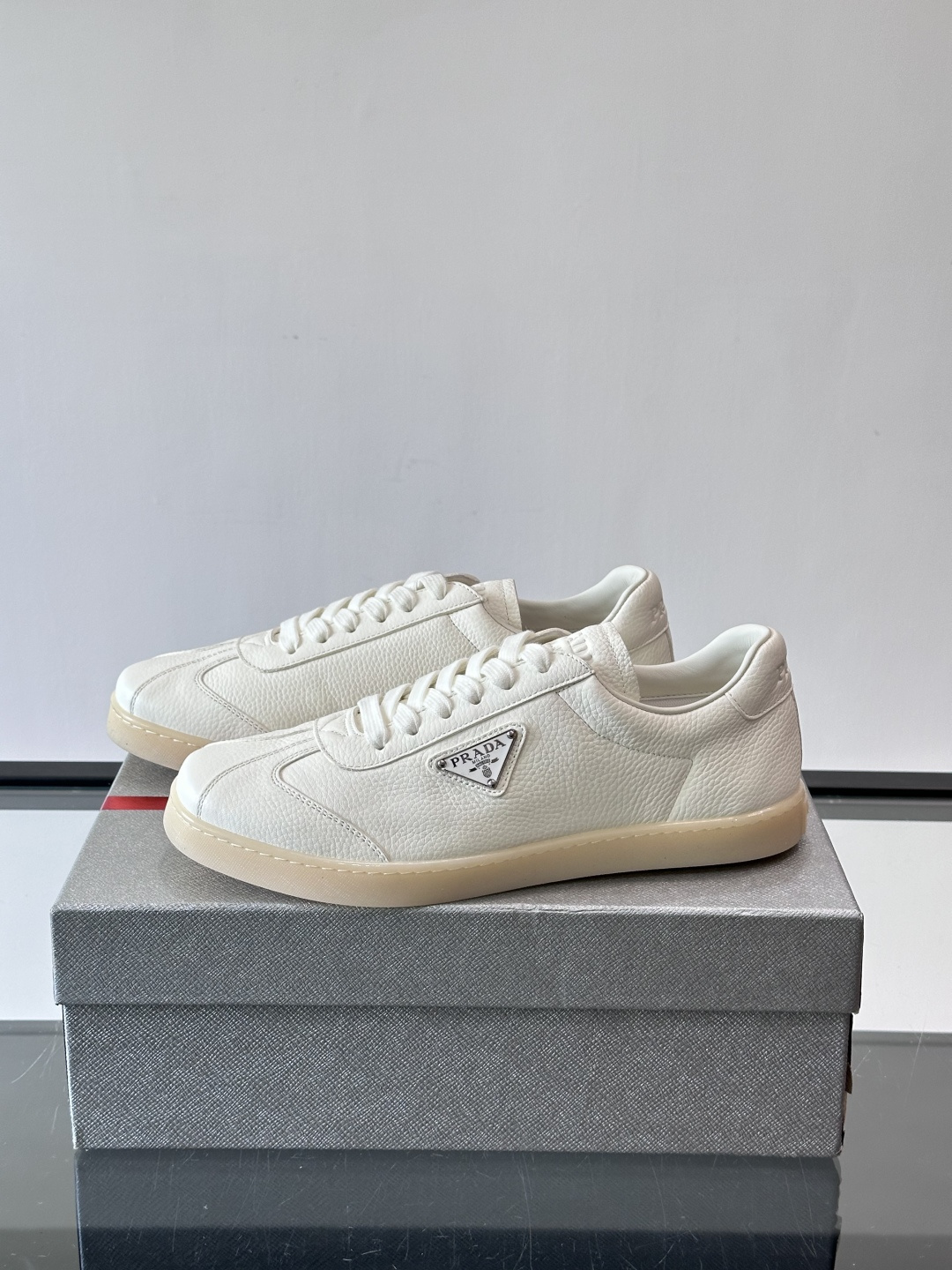 Prad*普拉达春夏新品男士高端运动鞋，这款运动鞋休闲百搭，选用头层牛皮打造，橡胶大底，脚感非常舒适，运