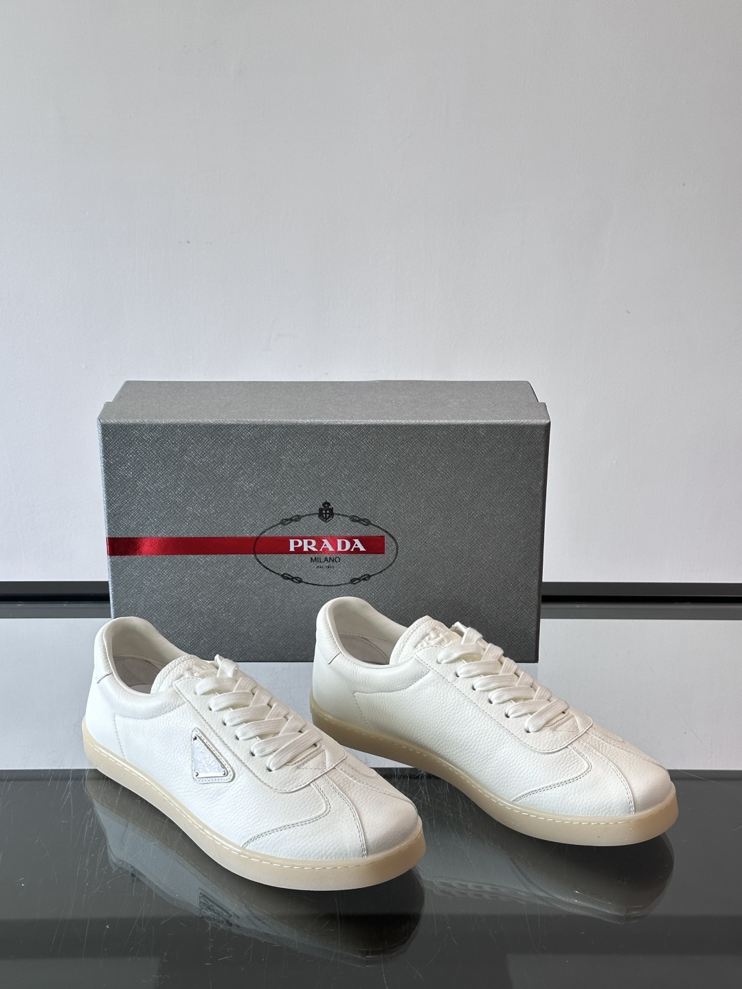 Prad*普拉达春夏新品男士高端运动鞋，这款运动鞋休闲百搭，选用头层牛皮打造，橡胶大底，脚感非常舒适，运