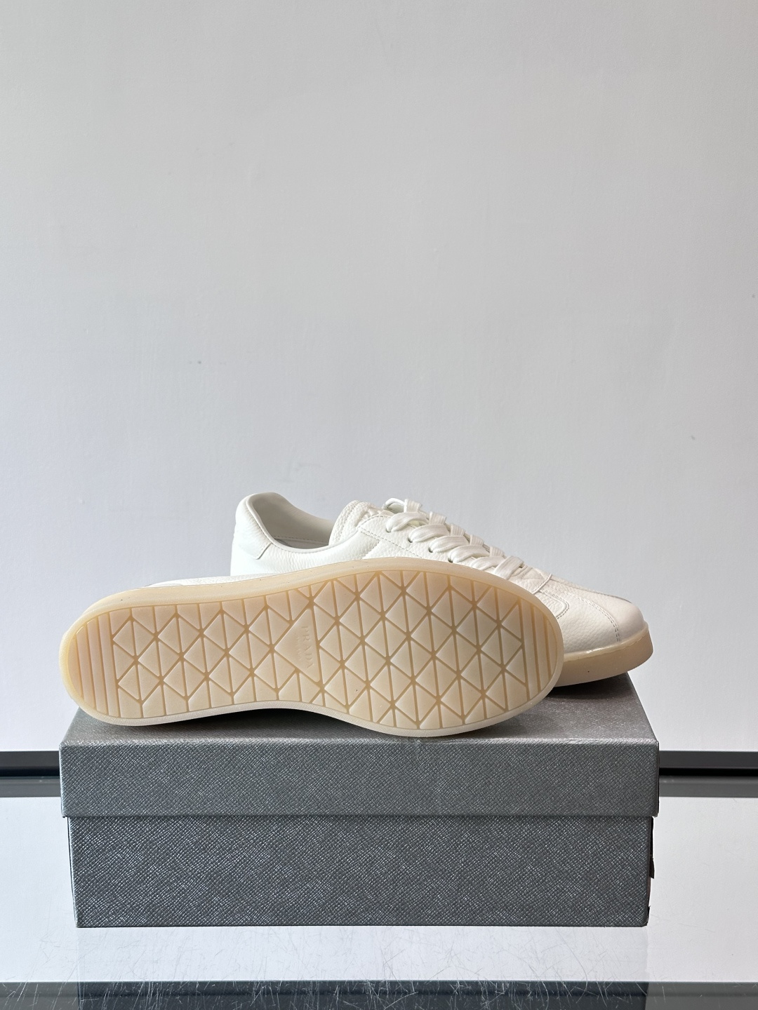 Prad*普拉达春夏新品男士高端运动鞋，这款运动鞋休闲百搭，选用头层牛皮打造，橡胶大底，脚感非常舒适，运