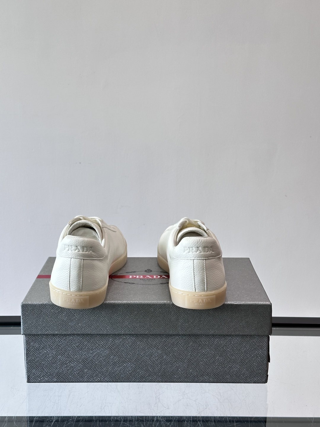 Prad*普拉达春夏新品男士高端运动鞋，这款运动鞋休闲百搭，选用头层牛皮打造，橡胶大底，脚感非常舒适，运