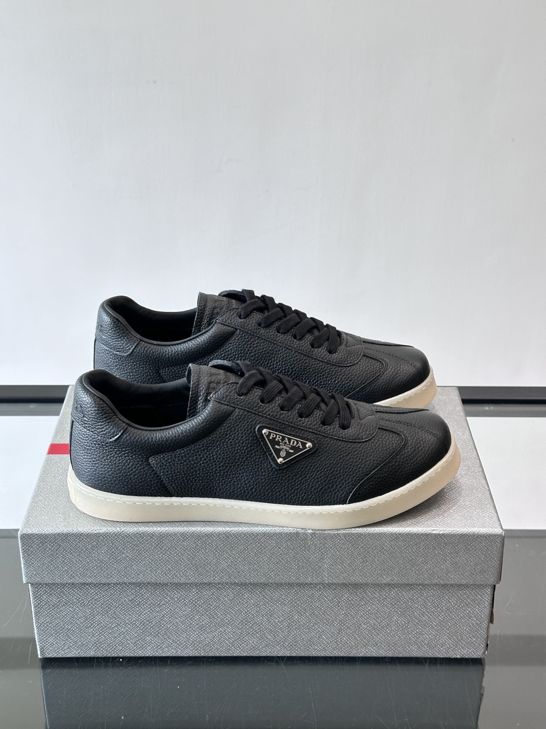 Prad*普拉达春夏新品男士高端运动鞋，这款运动鞋休闲百搭，选用头层牛皮打造，橡胶大底，脚感非常舒适，运
