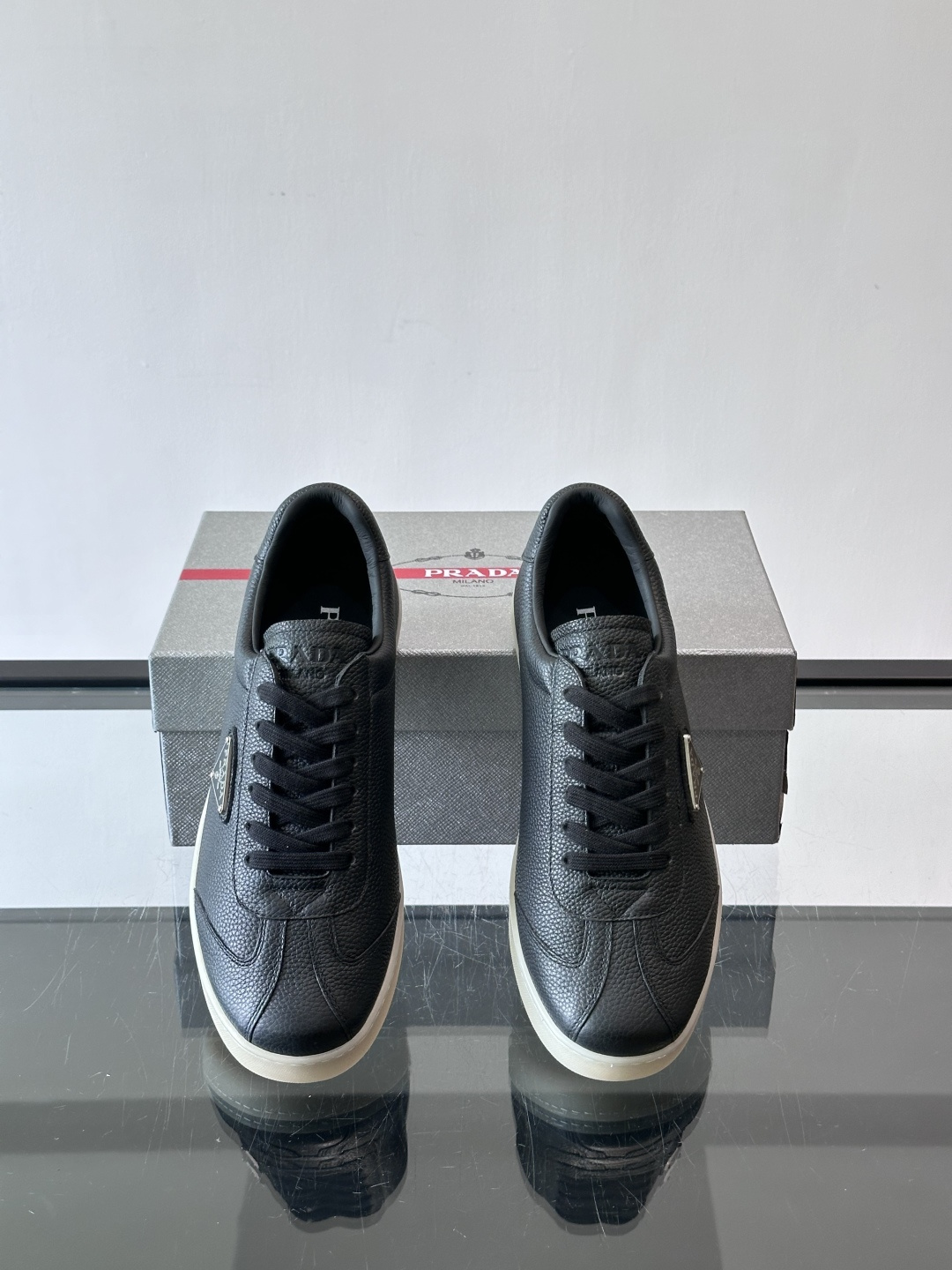 Prad*普拉达春夏新品男士高端运动鞋，这款运动鞋休闲百搭，选用头层牛皮打造，橡胶大底，脚感非常舒适，运