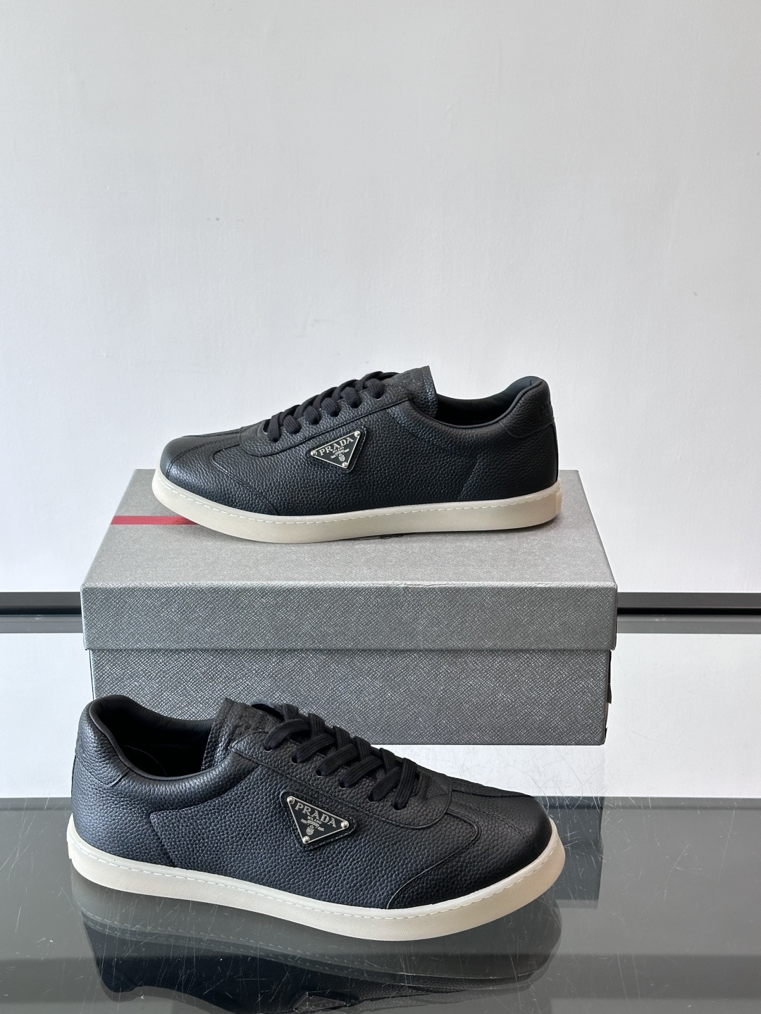 Prad*普拉达春夏新品男士高端运动鞋，这款运动鞋休闲百搭，选用头层牛皮打造，橡胶大底，脚感非常舒适，运