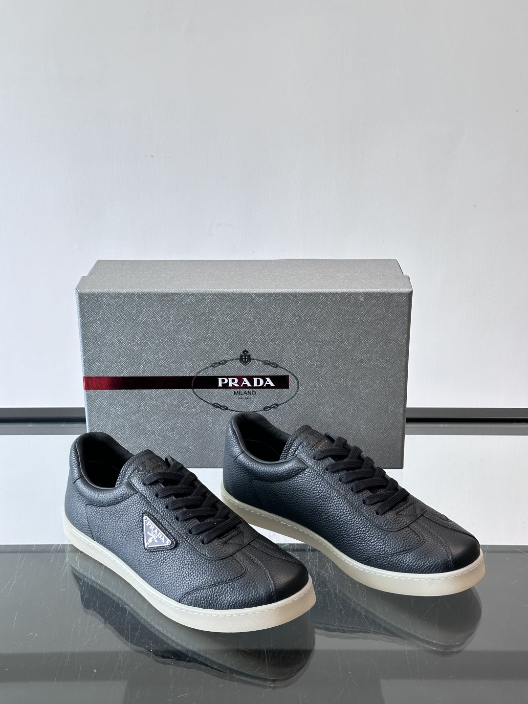 Prad*普拉达春夏新品男士高端运动鞋，这款运动鞋休闲百搭，选用头层牛皮打造，橡胶大底，脚感非常舒适，运