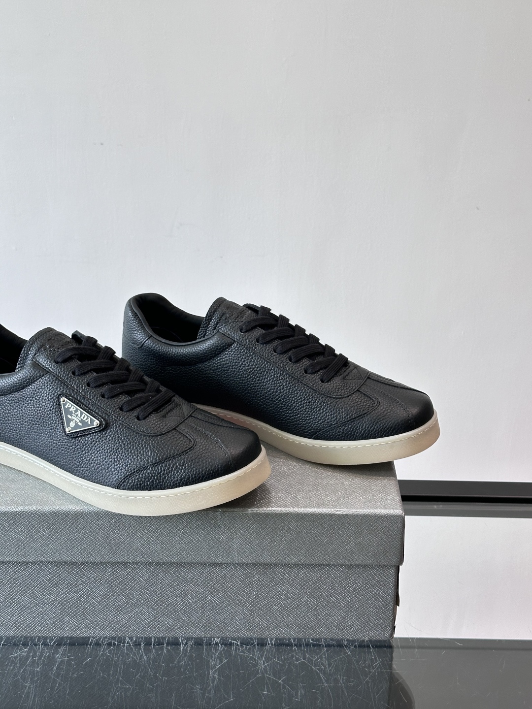 Prad*普拉达春夏新品男士高端运动鞋，这款运动鞋休闲百搭，选用头层牛皮打造，橡胶大底，脚感非常舒适，运