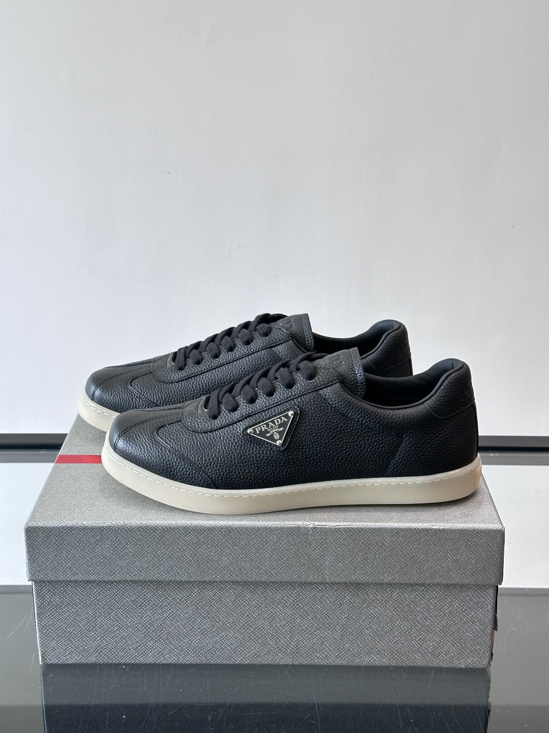 Prad*普拉达春夏新品男士高端运动鞋，这款运动鞋休闲百搭，选用头层牛皮打造，橡胶大底，脚感非常舒适，运