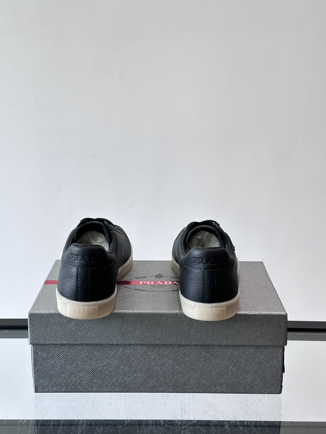 Prad*普拉达春夏新品男士高端运动鞋，这款运动鞋休闲百搭，选用头层牛皮打造，橡胶大底，脚感非常舒适，运