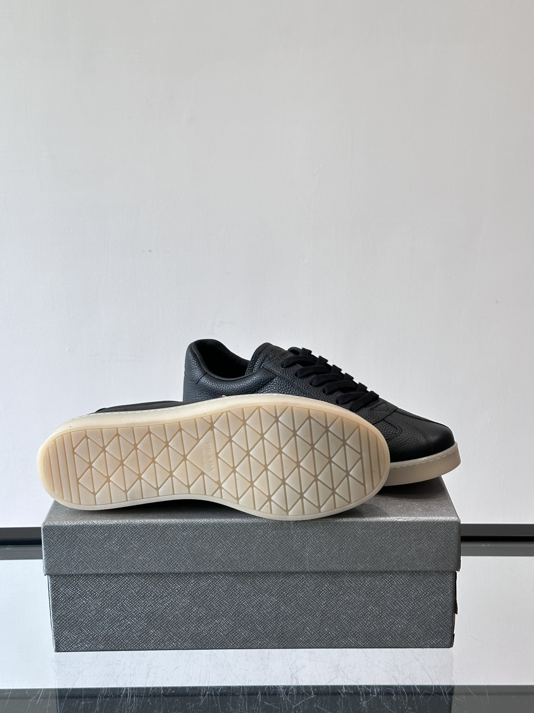 Prad*普拉达春夏新品男士高端运动鞋，这款运动鞋休闲百搭，选用头层牛皮打造，橡胶大底，脚感非常舒适，运