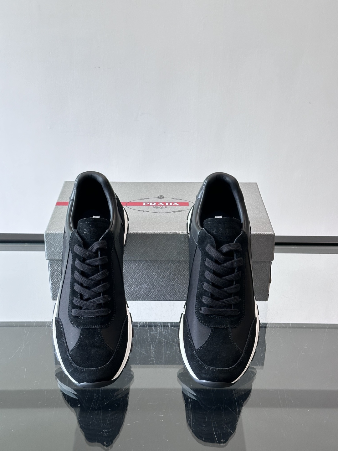 Prada男士复古拼色休闲鞋，麂皮+牛皮革拼接，装饰条点缀，层次感满满*。白色橡胶鞋底，防滑又舒适，日常