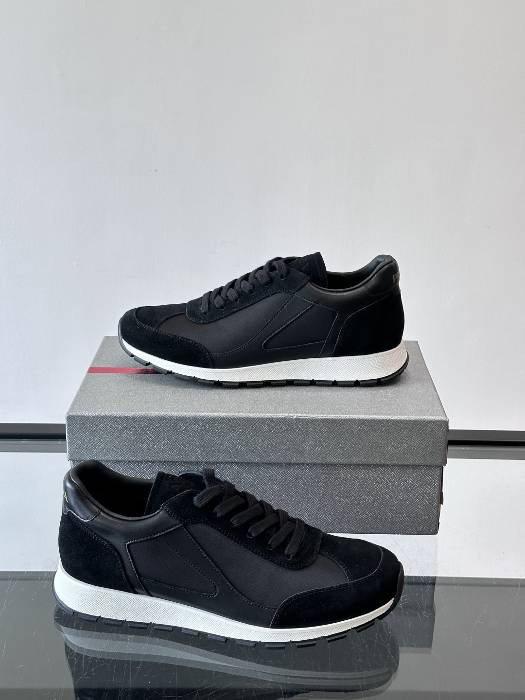 Prada男士复古拼色休闲鞋，麂皮+牛皮革拼接，装饰条点缀，层次感满满*。白色橡胶鞋底，防滑又舒适，日常