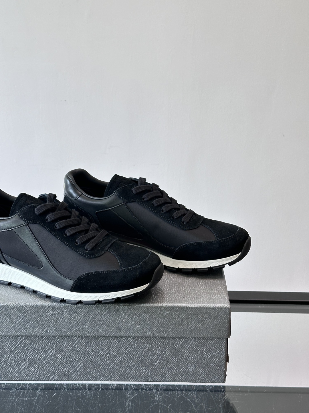 Prada男士复古拼色休闲鞋，麂皮+牛皮革拼接，装饰条点缀，层次感满满*。白色橡胶鞋底，防滑又舒适，日常