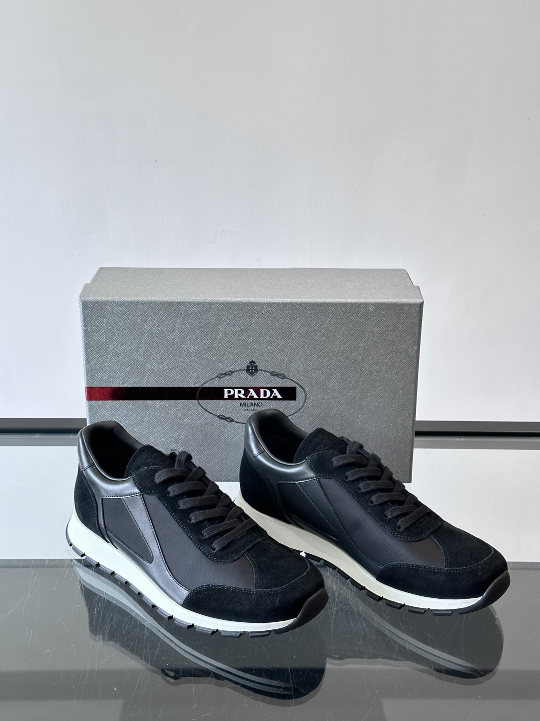 Prada男士复古拼色休闲鞋，麂皮+牛皮革拼接，装饰条点缀，层次感满满*。白色橡胶鞋底，防滑又舒适，日常