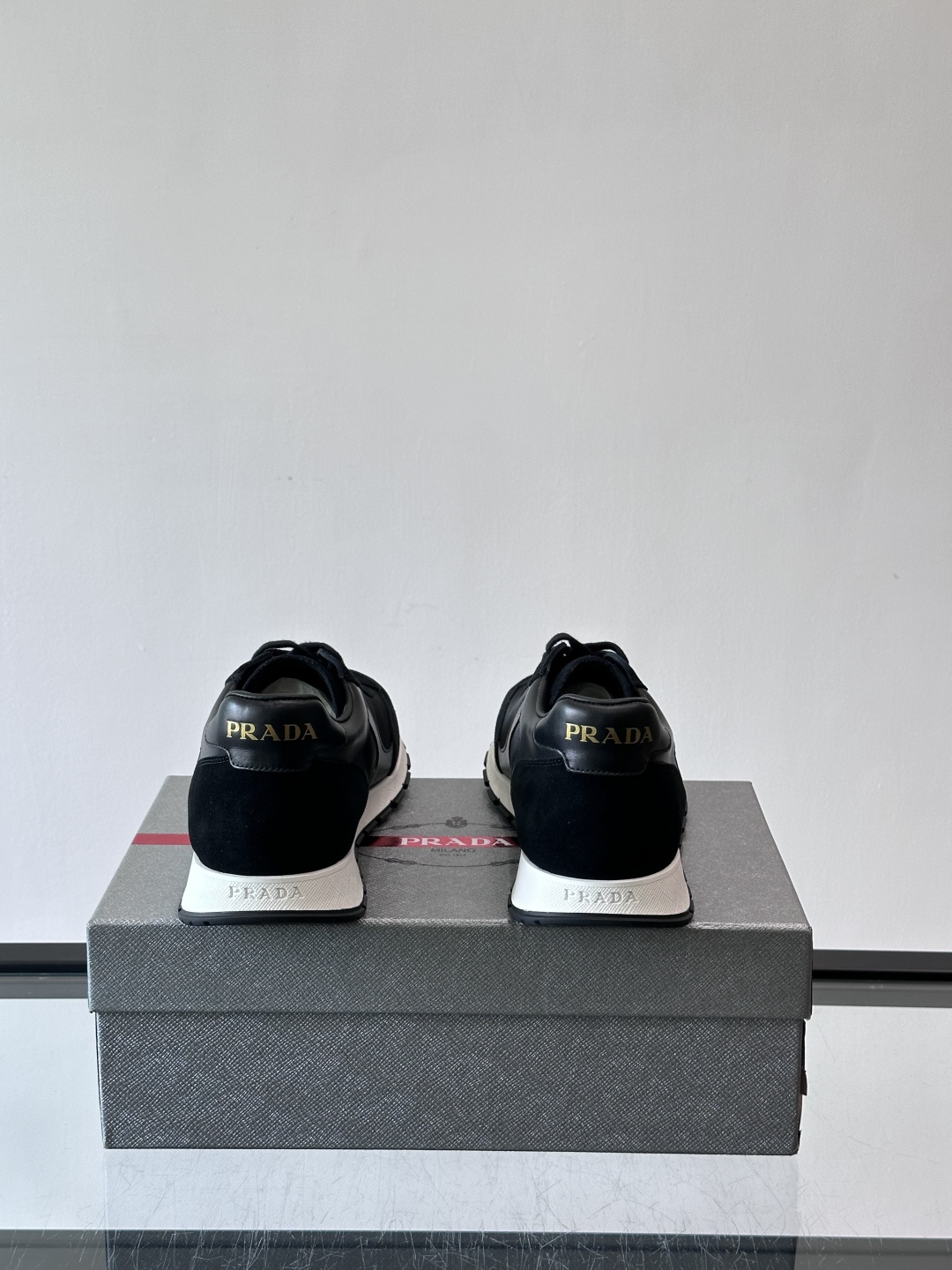 Prada男士复古拼色休闲鞋，麂皮+牛皮革拼接，装饰条点缀，层次感满满*。白色橡胶鞋底，防滑又舒适，日常