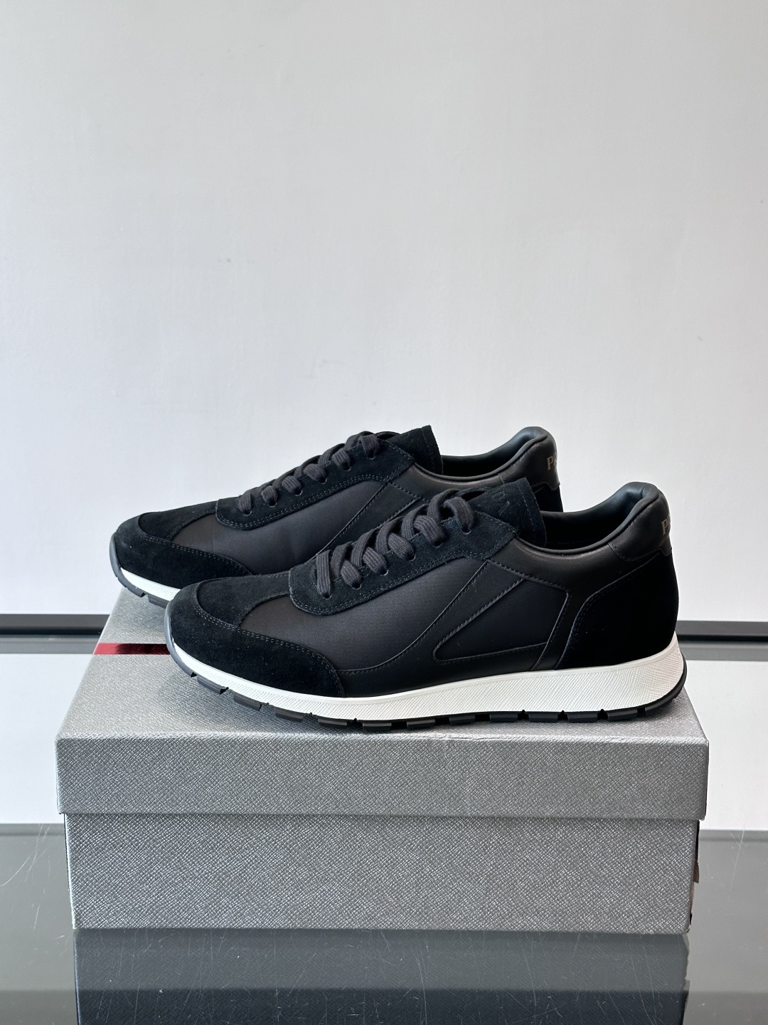 Prada男士复古拼色休闲鞋，麂皮+牛皮革拼接，装饰条点缀，层次感满满*。白色橡胶鞋底，防滑又舒适，日常