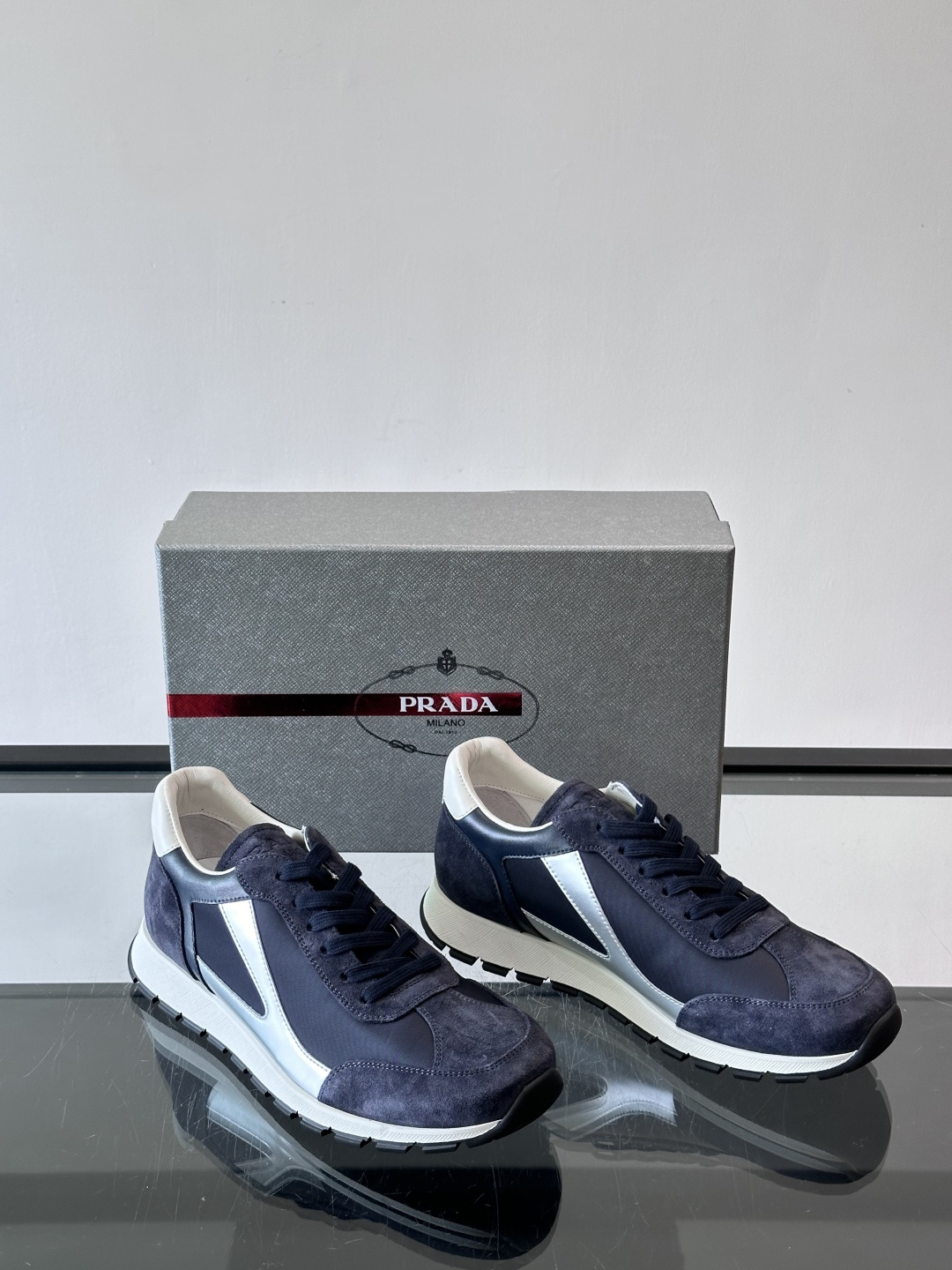 Prada男士复古拼色休闲鞋，麂皮+牛皮革拼接，装饰条点缀，层次感满满*。白色橡胶鞋底，防滑又舒适，日常