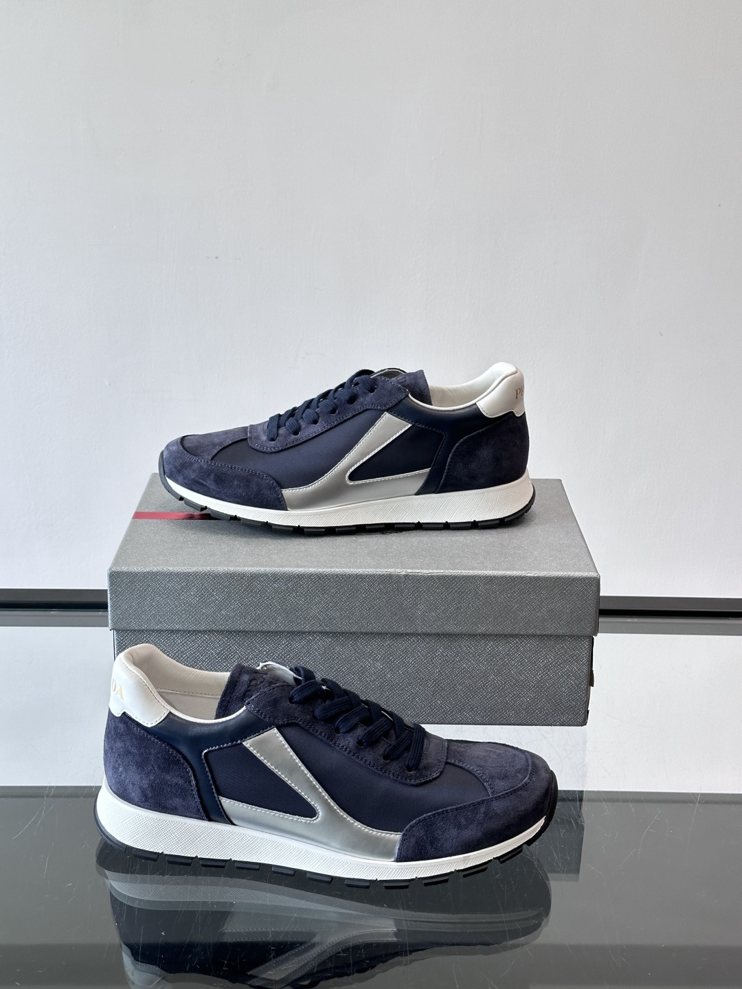 Prada男士复古拼色休闲鞋，麂皮+牛皮革拼接，装饰条点缀，层次感满满*。白色橡胶鞋底，防滑又舒适，日常