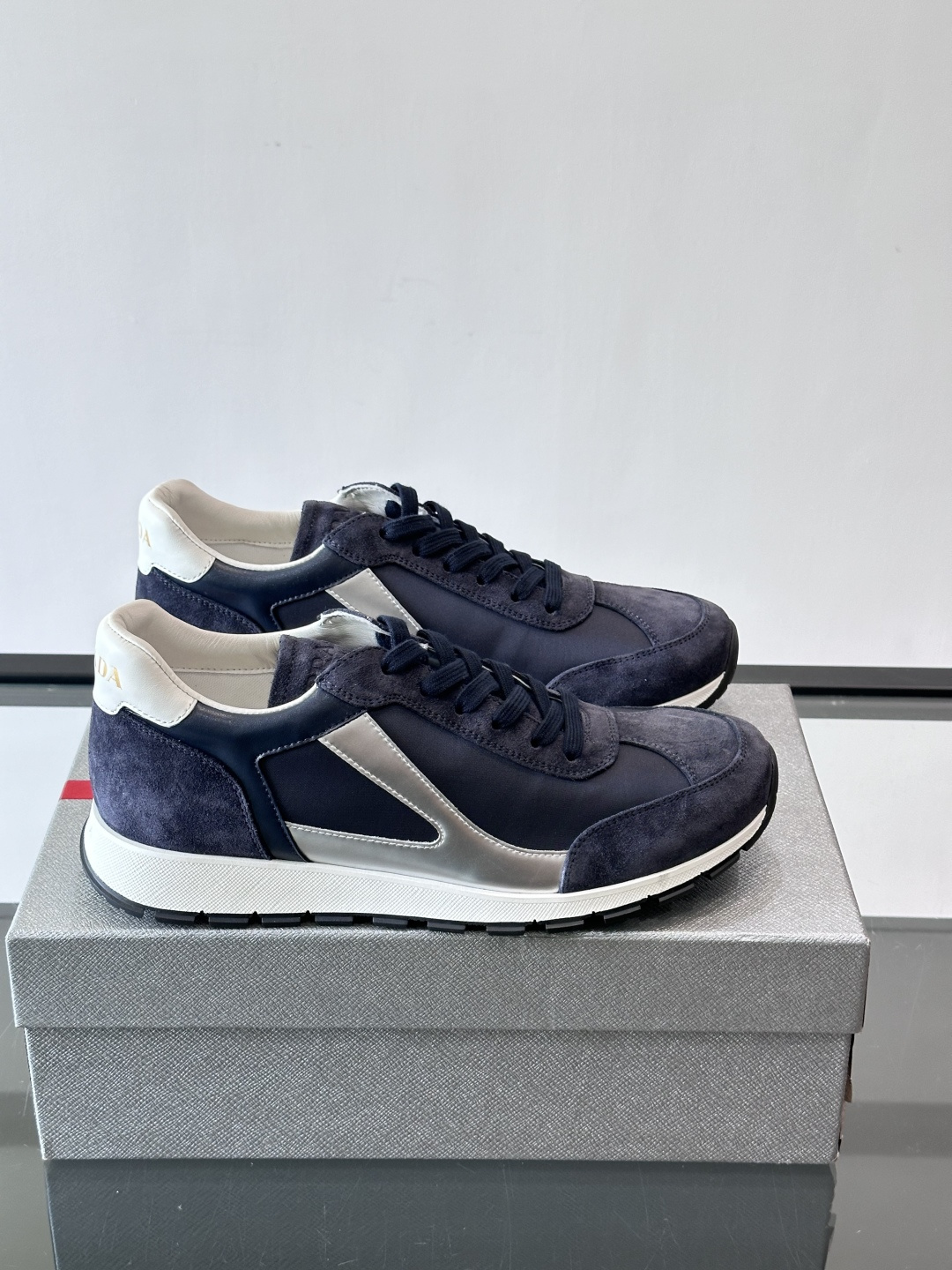 Prada男士复古拼色休闲鞋，麂皮+牛皮革拼接，装饰条点缀，层次感满满*。白色橡胶鞋底，防滑又舒适，日常