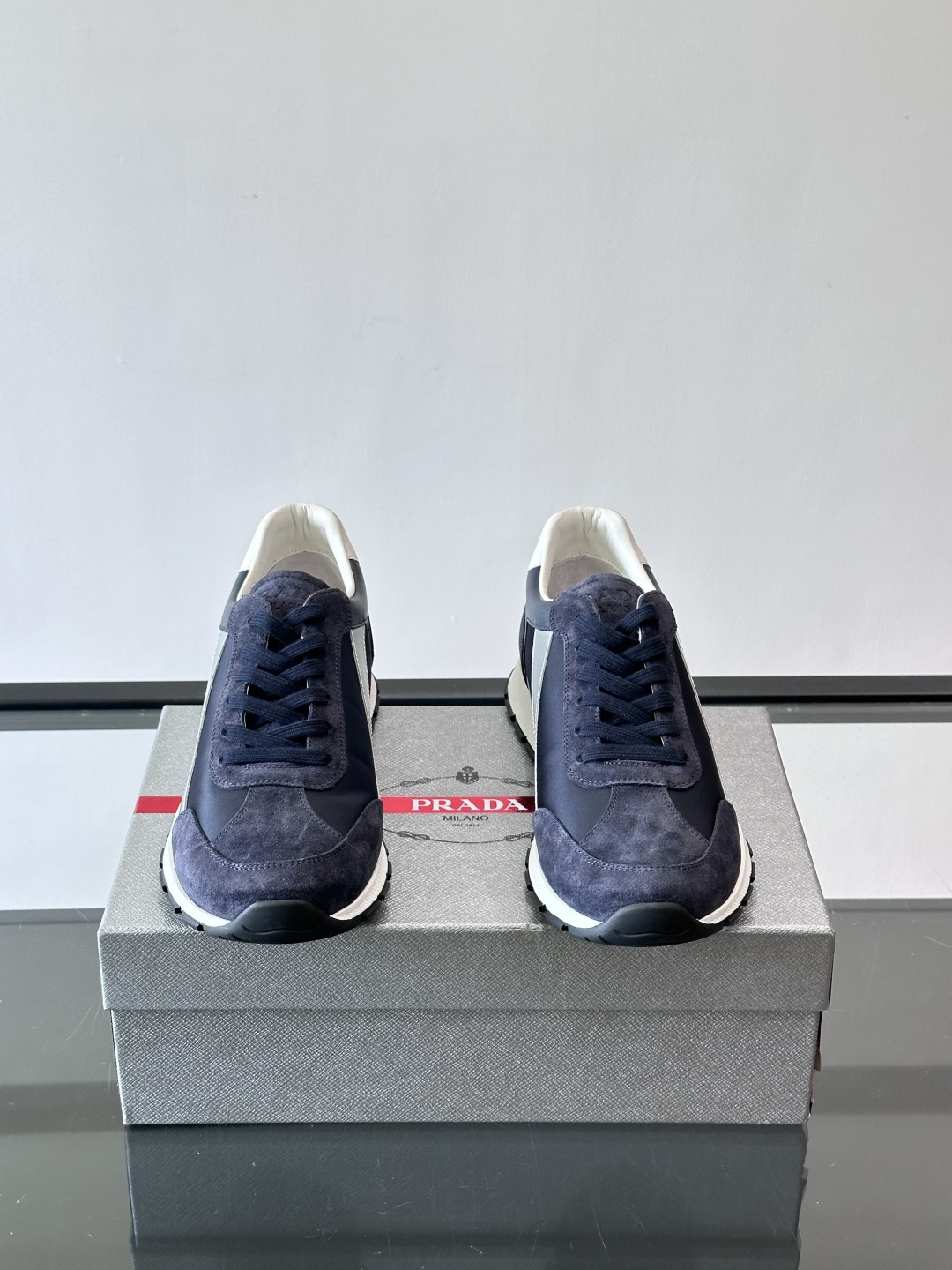 Prada男士复古拼色休闲鞋，麂皮+牛皮革拼接，装饰条点缀，层次感满满*。白色橡胶鞋底，防滑又舒适，日常