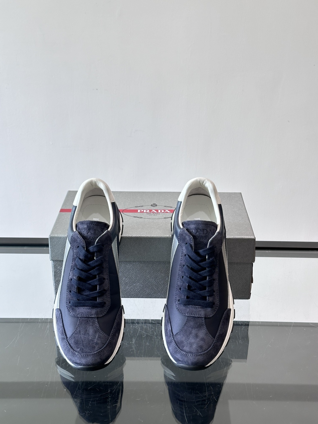 Prada男士复古拼色休闲鞋，麂皮+牛皮革拼接，装饰条点缀，层次感满满*。白色橡胶鞋底，防滑又舒适，日常