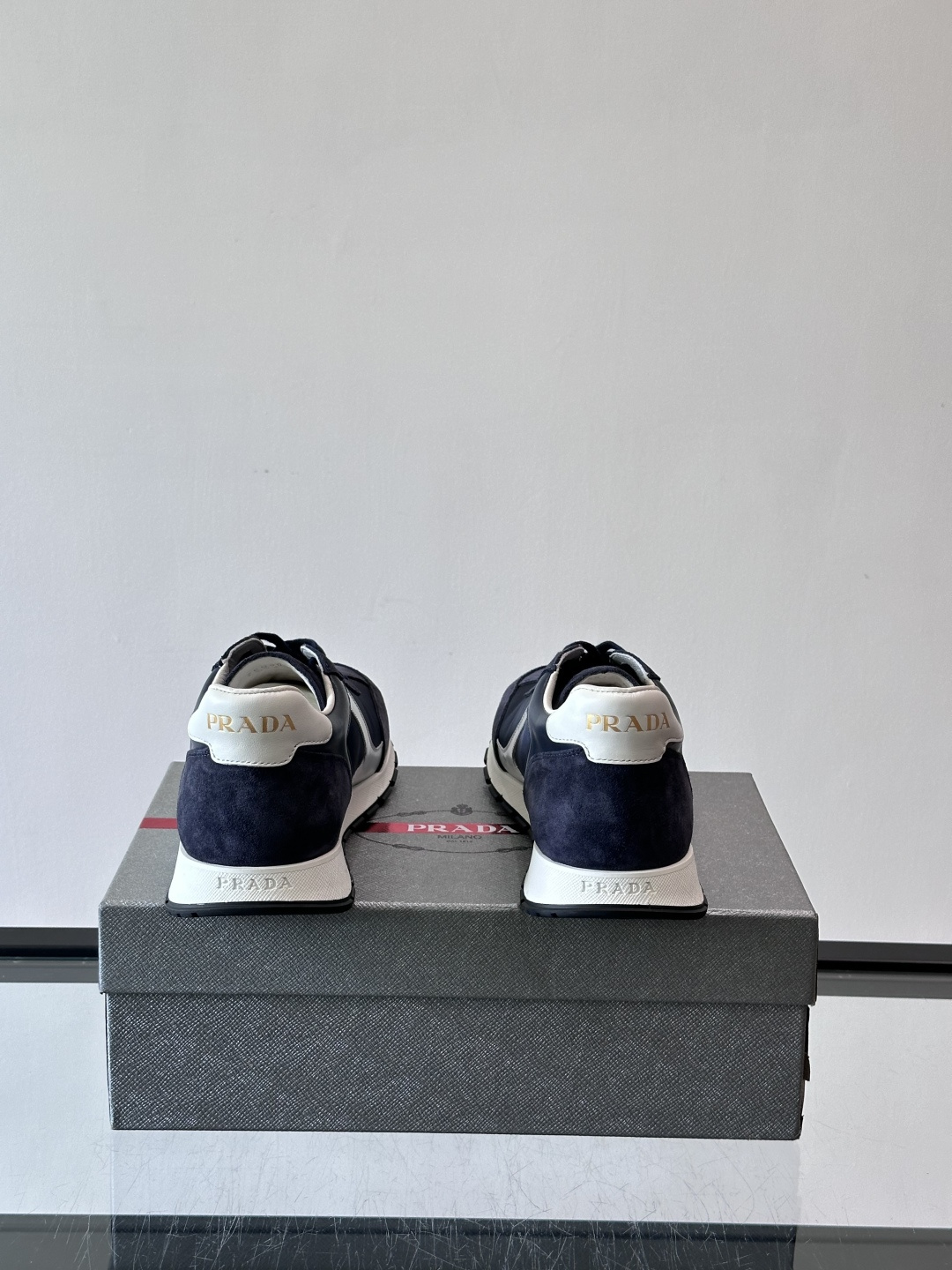 Prada男士复古拼色休闲鞋，麂皮+牛皮革拼接，装饰条点缀，层次感满满*。白色橡胶鞋底，防滑又舒适，日常