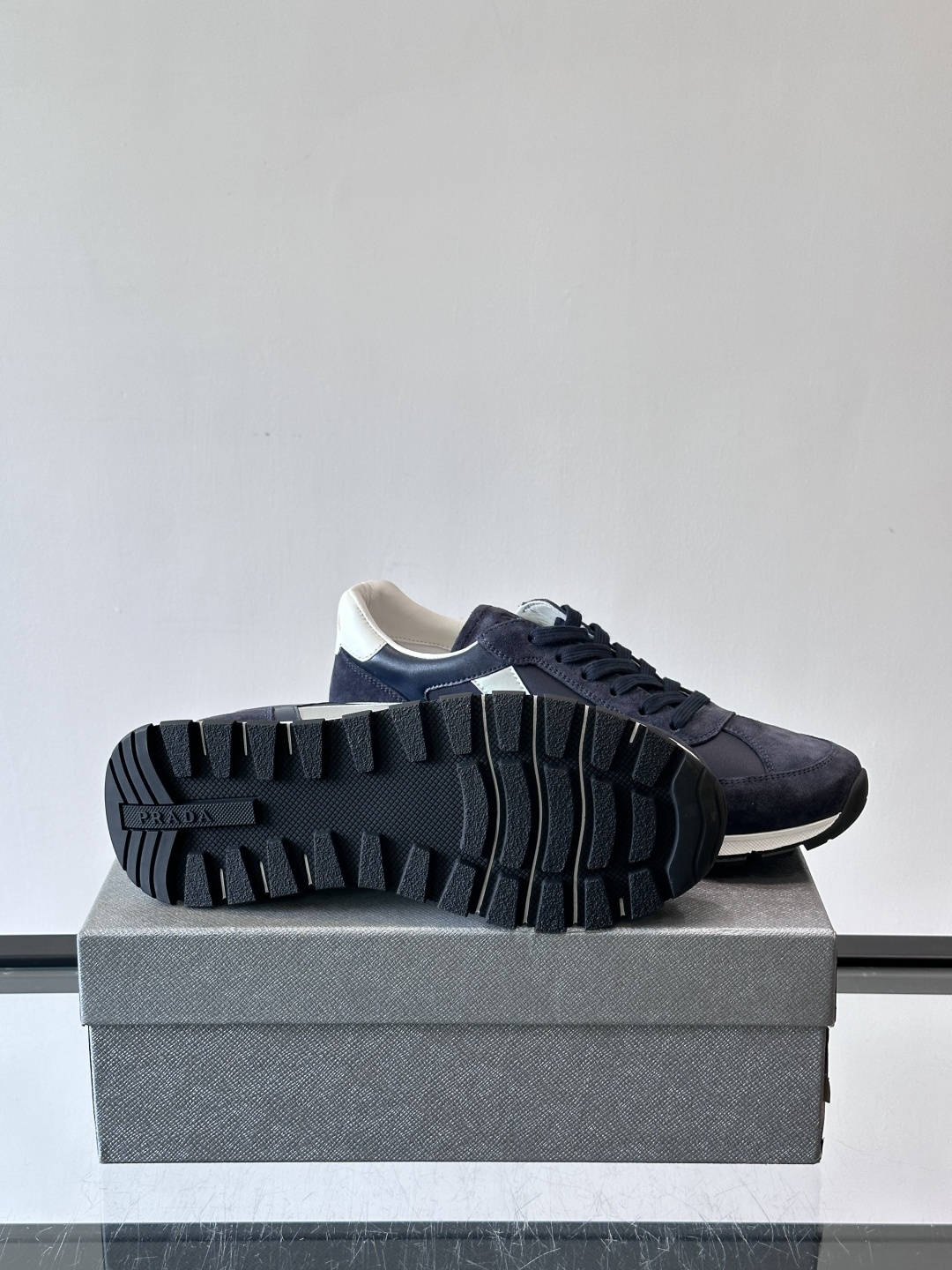 Prada男士复古拼色休闲鞋，麂皮+牛皮革拼接，装饰条点缀，层次感满满*。白色橡胶鞋底，防滑又舒适，日常