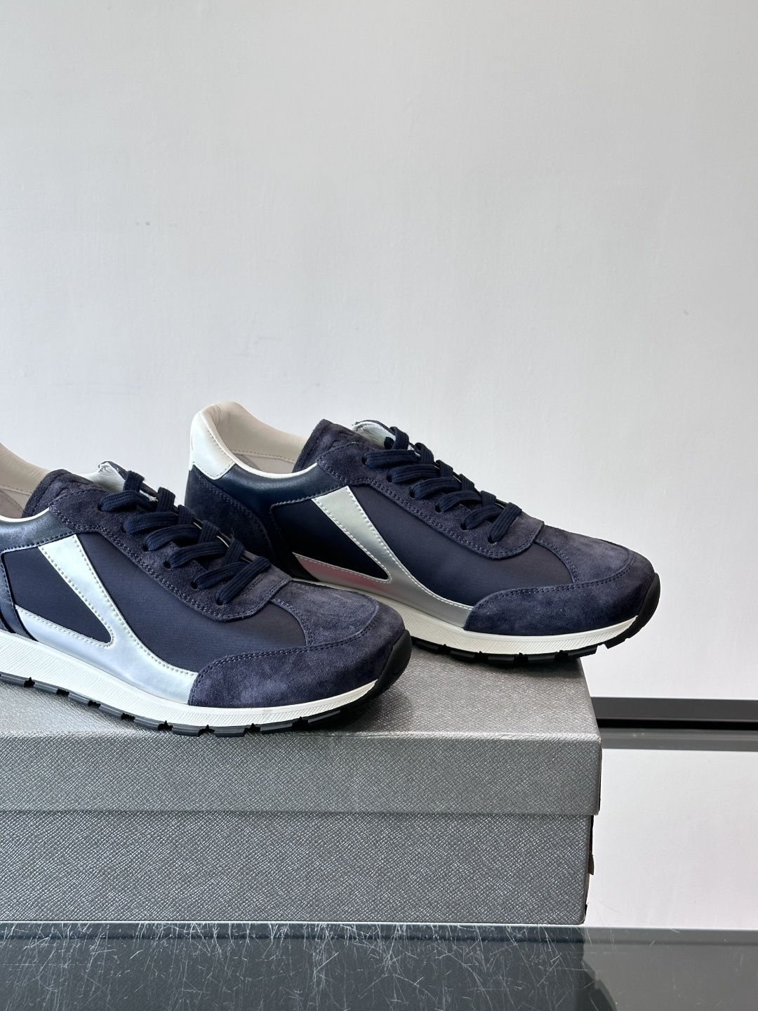 Prada男士复古拼色休闲鞋，麂皮+牛皮革拼接，装饰条点缀，层次感满满*。白色橡胶鞋底，防滑又舒适，日常