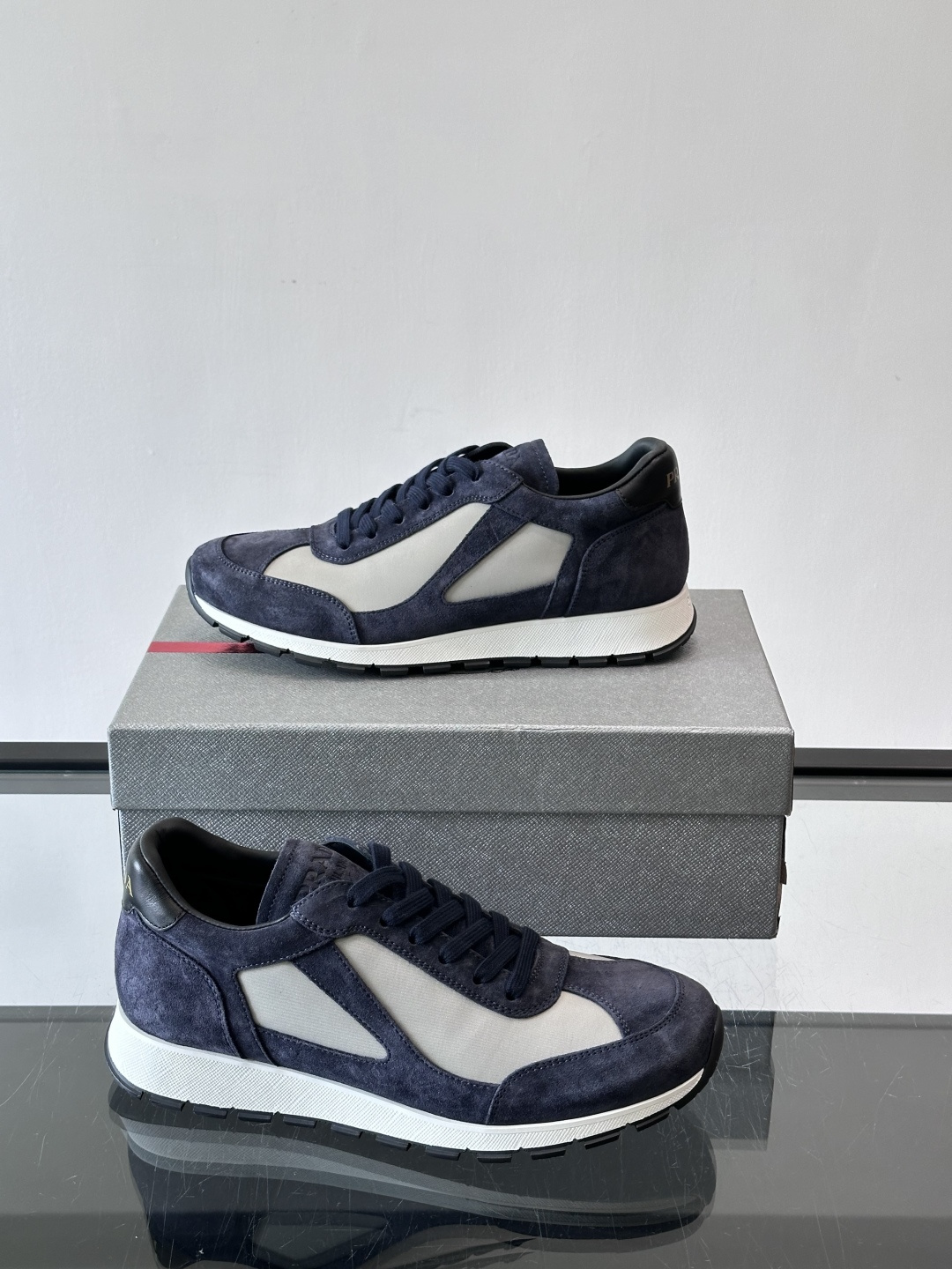 Prada男士复古拼色休闲鞋，麂皮+牛皮革拼接，装饰条点缀，层次感满满*。白色橡胶鞋底，防滑又舒适，日常