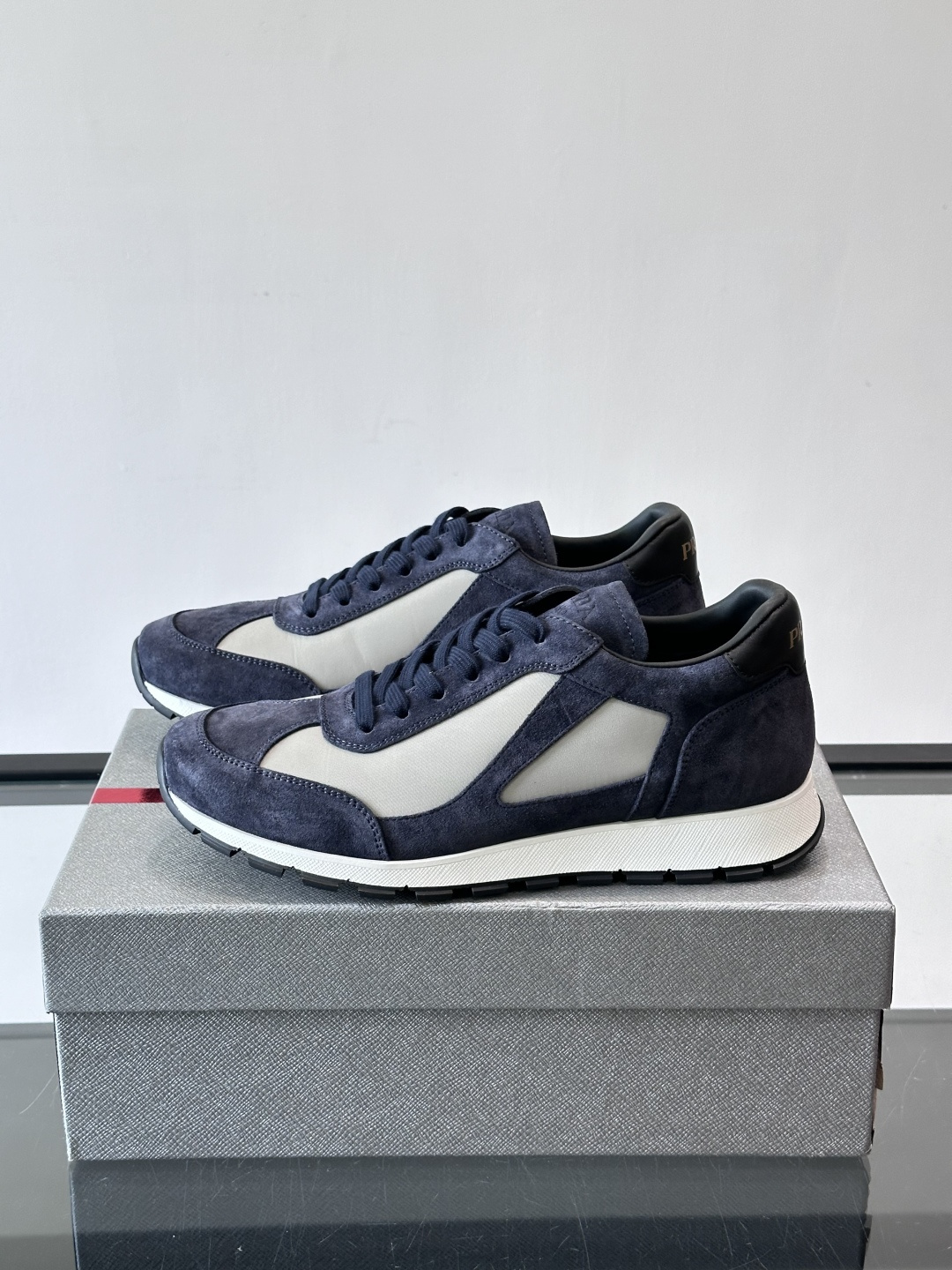 Prada男士复古拼色休闲鞋，麂皮+牛皮革拼接，装饰条点缀，层次感满满*。白色橡胶鞋底，防滑又舒适，日常