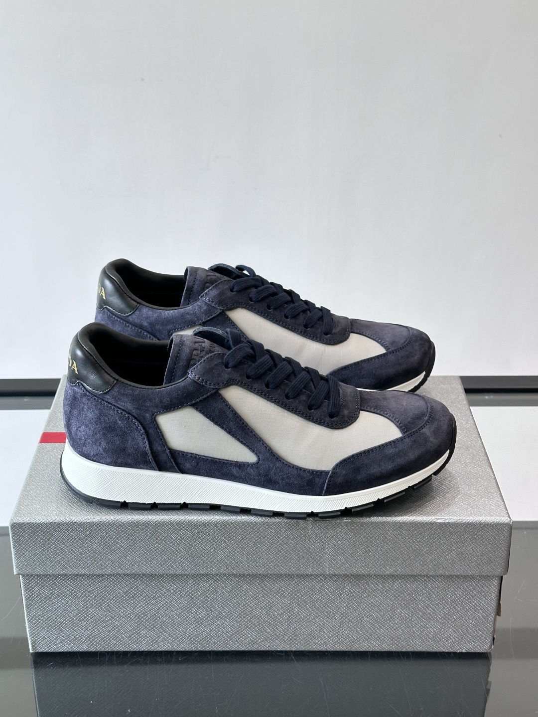 Prada男士复古拼色休闲鞋，麂皮+牛皮革拼接，装饰条点缀，层次感满满*。白色橡胶鞋底，防滑又舒适，日常