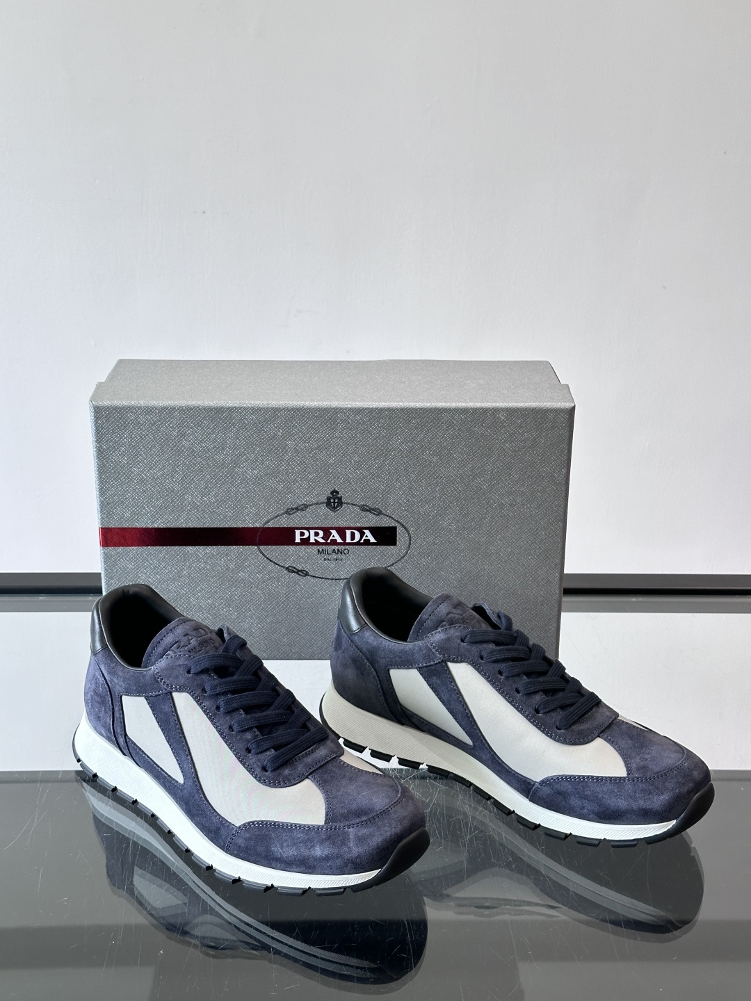 Prada男士复古拼色休闲鞋，麂皮+牛皮革拼接，装饰条点缀，层次感满满*。白色橡胶鞋底，防滑又舒适，日常