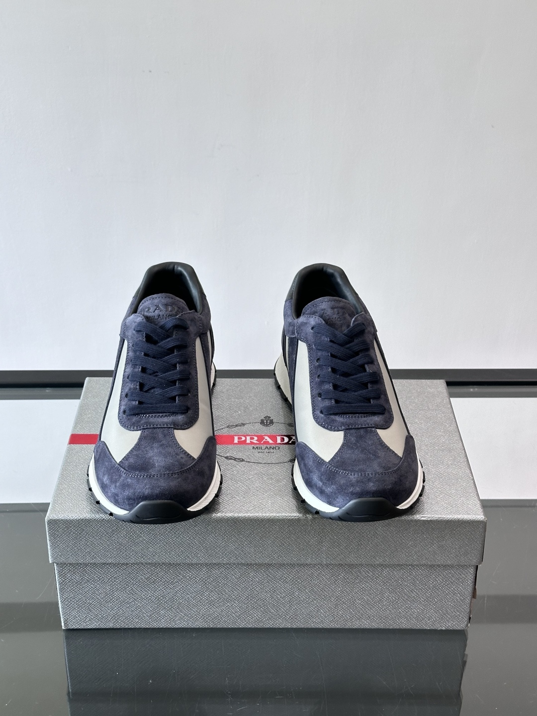 Prada男士复古拼色休闲鞋，麂皮+牛皮革拼接，装饰条点缀，层次感满满*。白色橡胶鞋底，防滑又舒适，日常