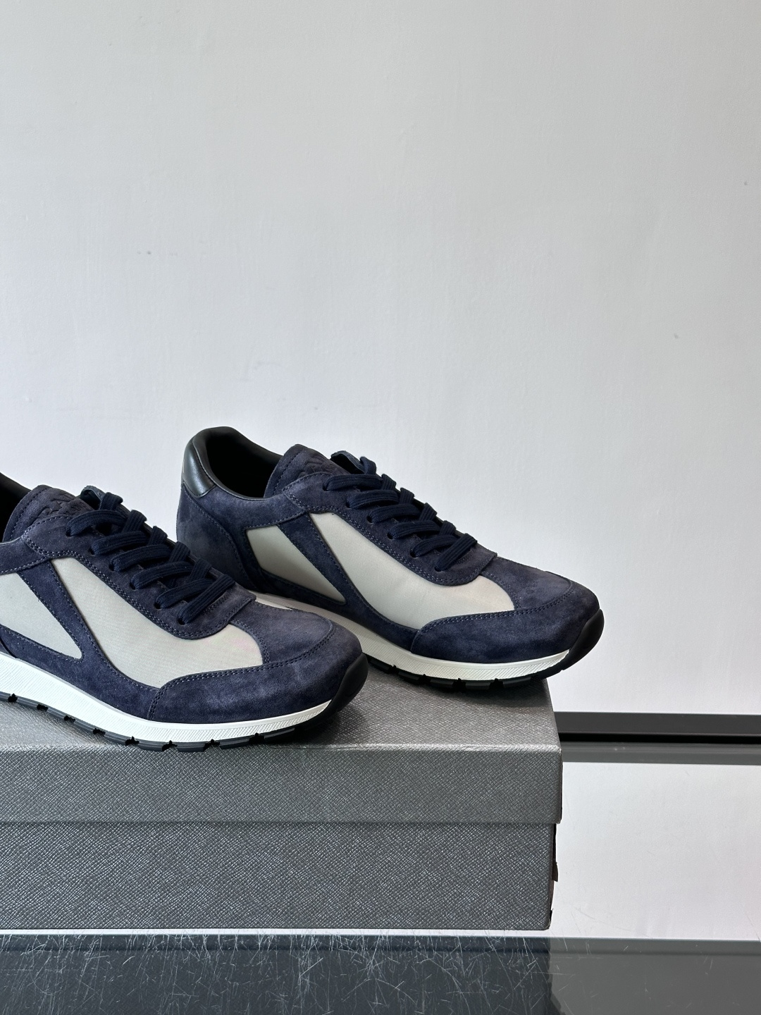 Prada男士复古拼色休闲鞋，麂皮+牛皮革拼接，装饰条点缀，层次感满满*。白色橡胶鞋底，防滑又舒适，日常