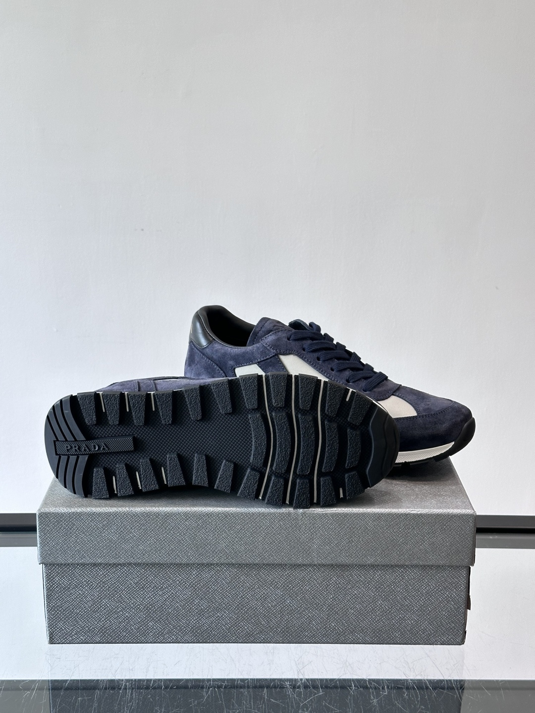Prada男士复古拼色休闲鞋，麂皮+牛皮革拼接，装饰条点缀，层次感满满*。白色橡胶鞋底，防滑又舒适，日常