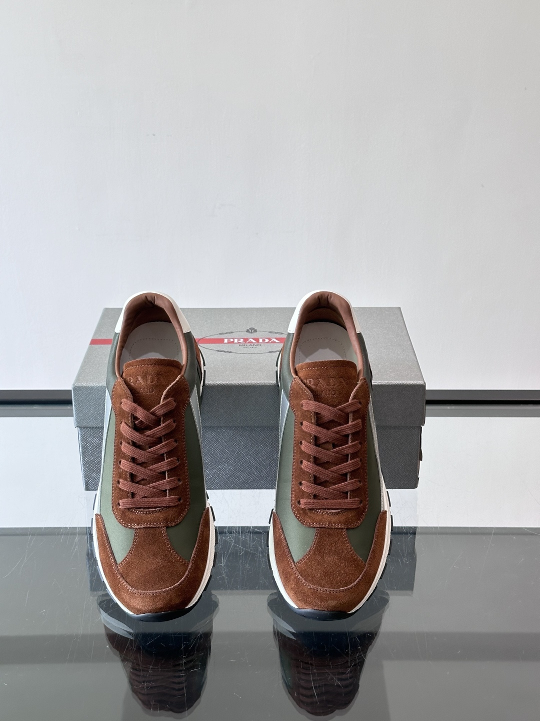 Prada男士复古拼色休闲鞋，麂皮+牛皮革拼接，装饰条点缀，层次感满满*。白色橡胶鞋底，防滑又舒适，日常