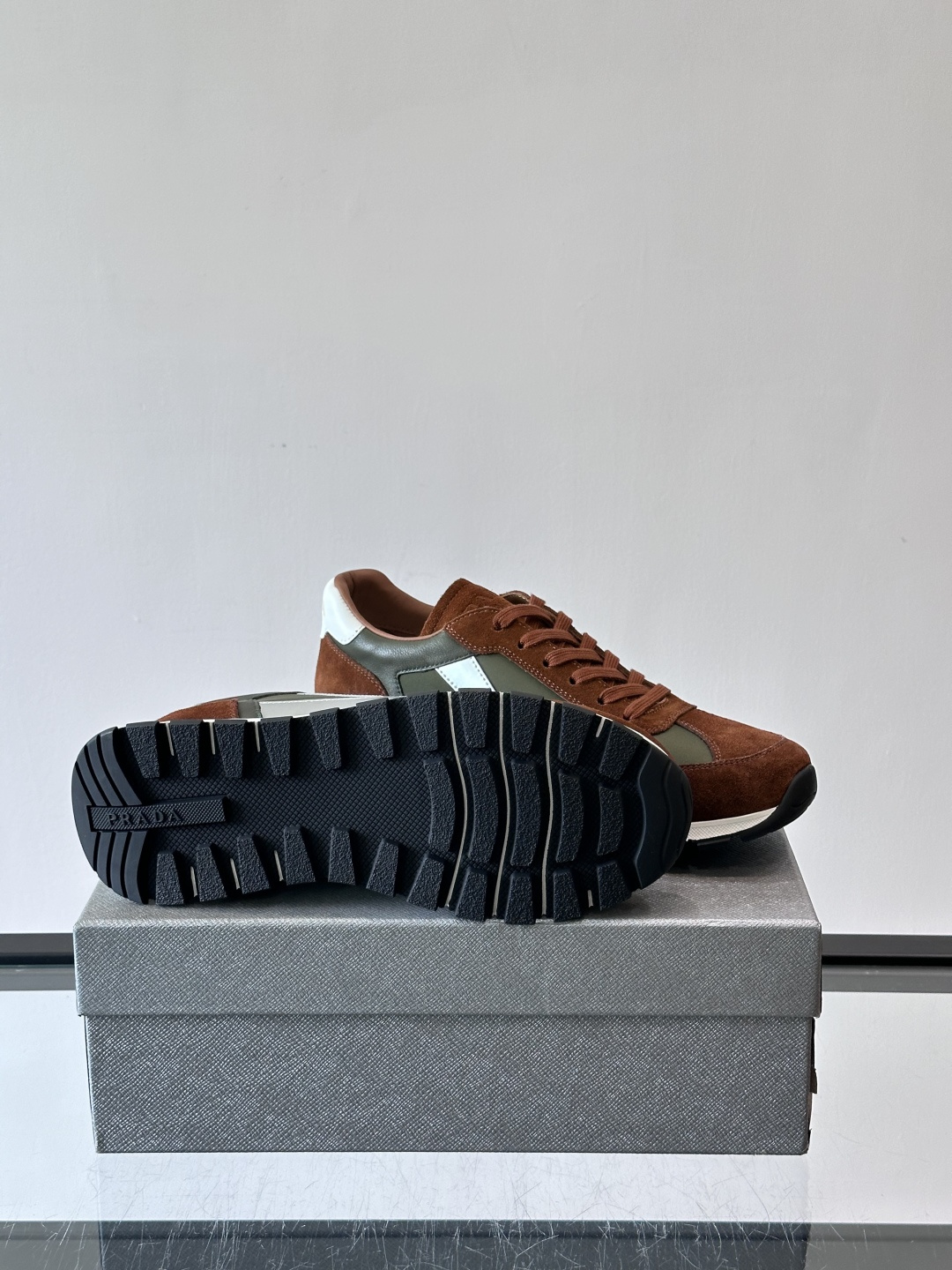 Prada男士复古拼色休闲鞋，麂皮+牛皮革拼接，装饰条点缀，层次感满满*。白色橡胶鞋底，防滑又舒适，日常