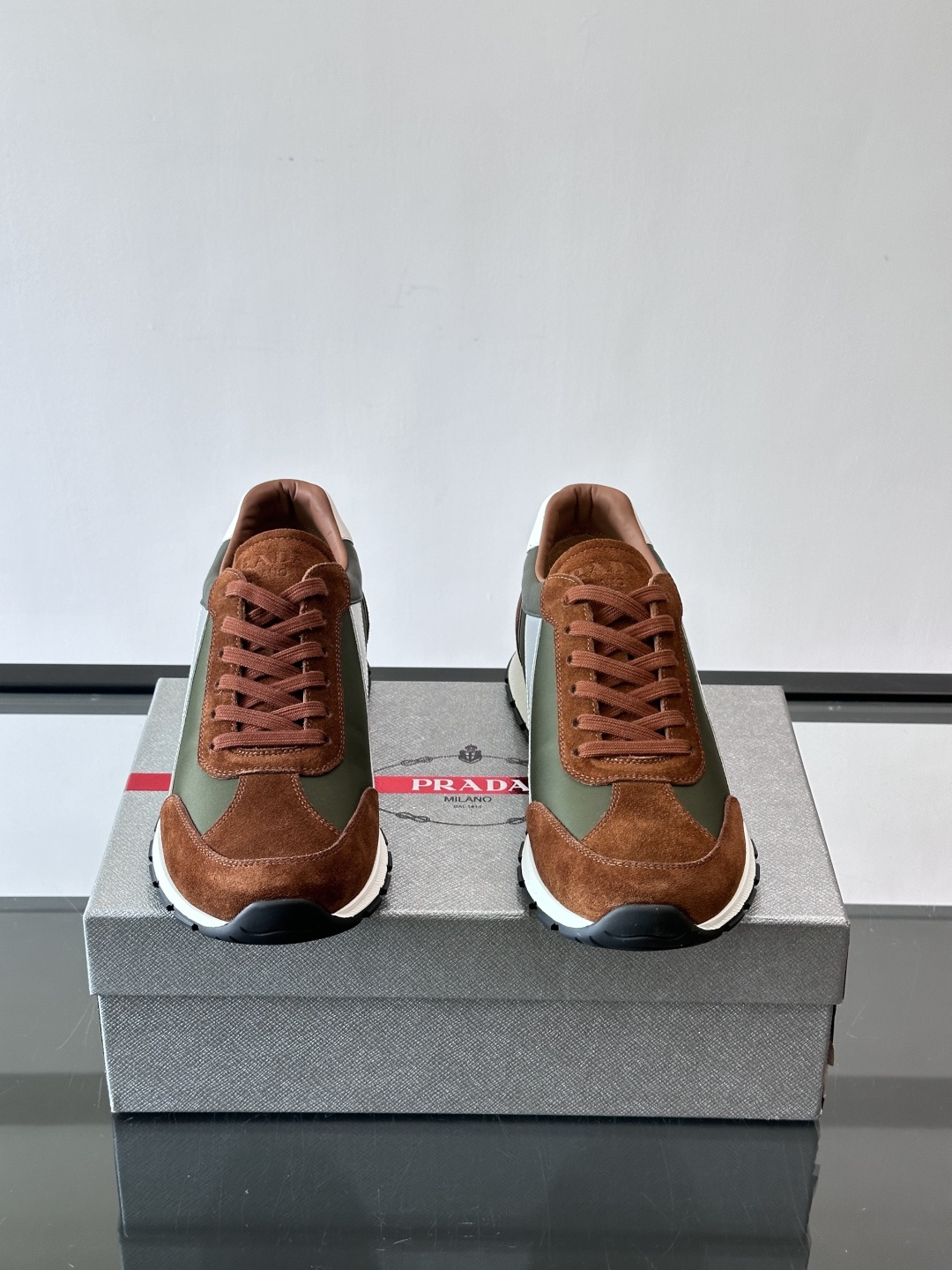 Prada男士复古拼色休闲鞋，麂皮+牛皮革拼接，装饰条点缀，层次感满满*。白色橡胶鞋底，防滑又舒适，日常