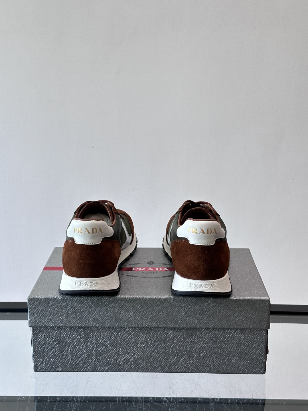 Prada男士复古拼色休闲鞋，麂皮+牛皮革拼接，装饰条点缀，层次感满满*。白色橡胶鞋底，防滑又舒适，日常