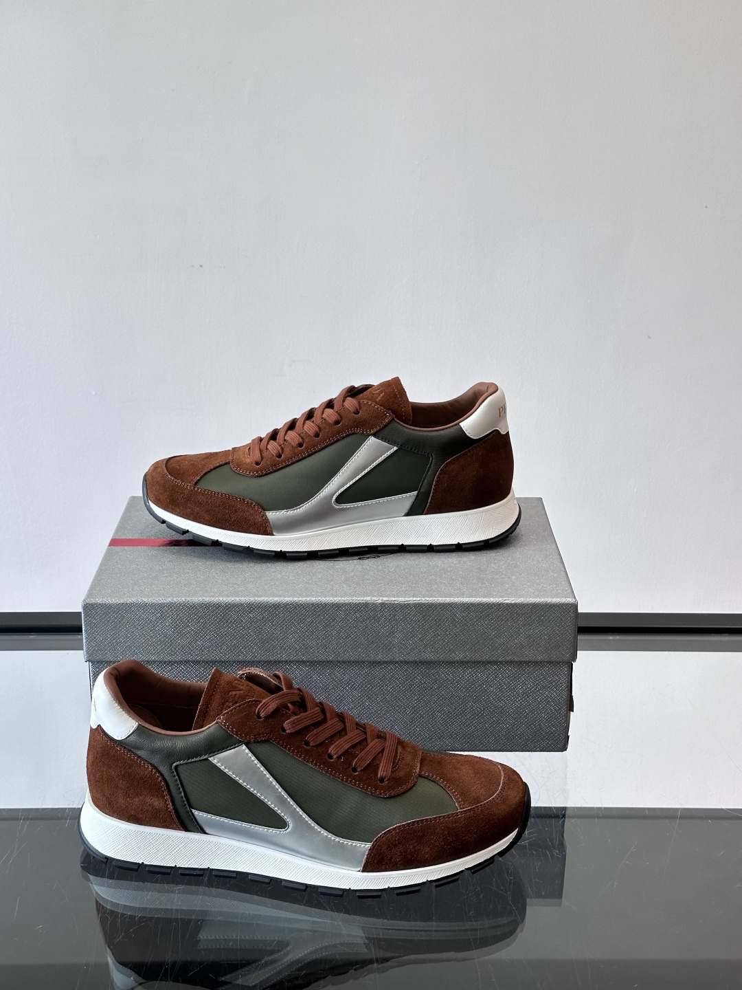 Prada男士复古拼色休闲鞋，麂皮+牛皮革拼接，装饰条点缀，层次感满满*。白色橡胶鞋底，防滑又舒适，日常