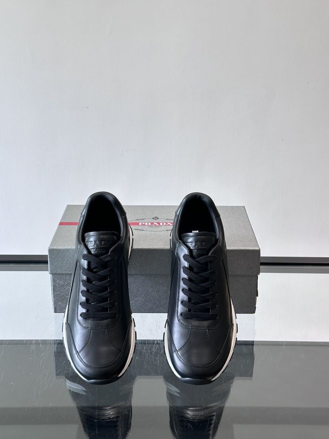 Prada男士复古运动休闲鞋，牛皮革拼接，装饰条点缀，层次感满满*。白色橡胶鞋底，防滑又舒适，日常穿搭或