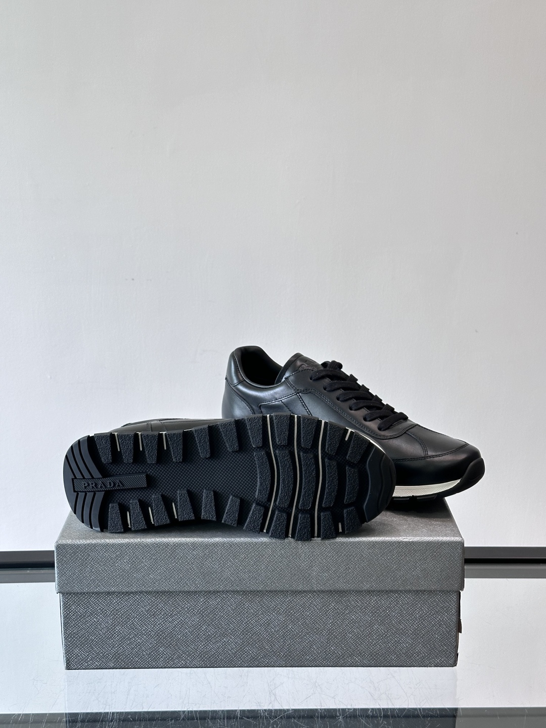 Prada男士复古运动休闲鞋，牛皮革拼接，装饰条点缀，层次感满满*。白色橡胶鞋底，防滑又舒适，日常穿搭或