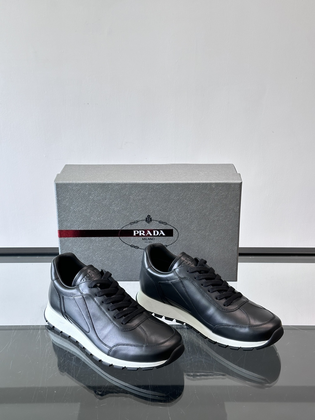 Prada男士复古运动休闲鞋，牛皮革拼接，装饰条点缀，层次感满满*。白色橡胶鞋底，防滑又舒适，日常穿搭或