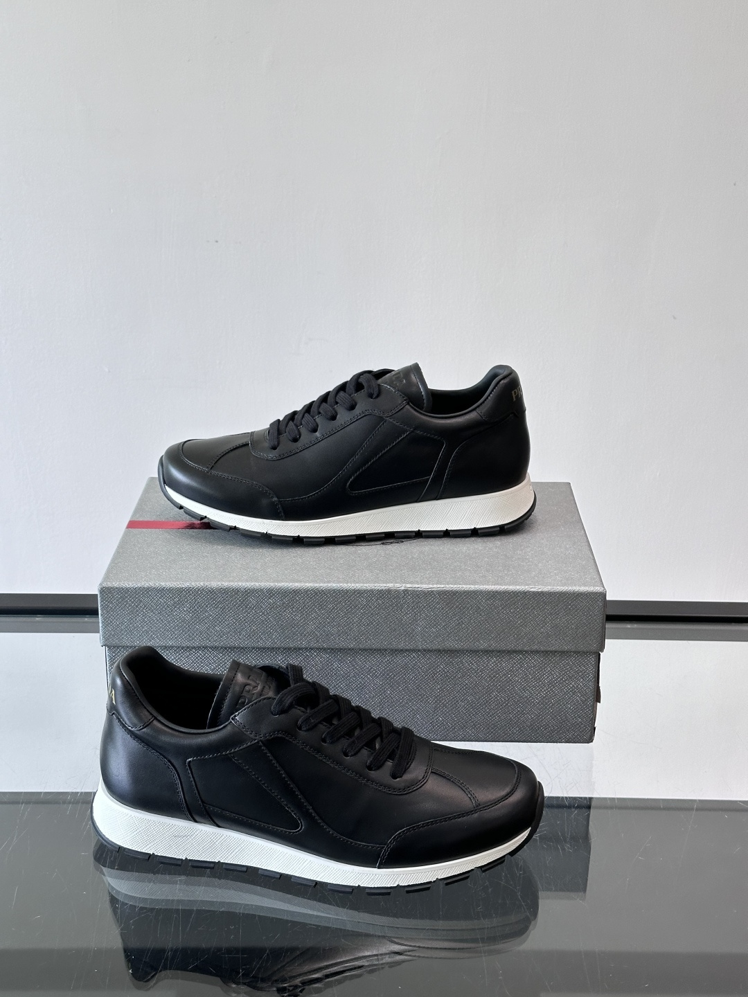 Prada男士复古运动休闲鞋，牛皮革拼接，装饰条点缀，层次感满满*。白色橡胶鞋底，防滑又舒适，日常穿搭或