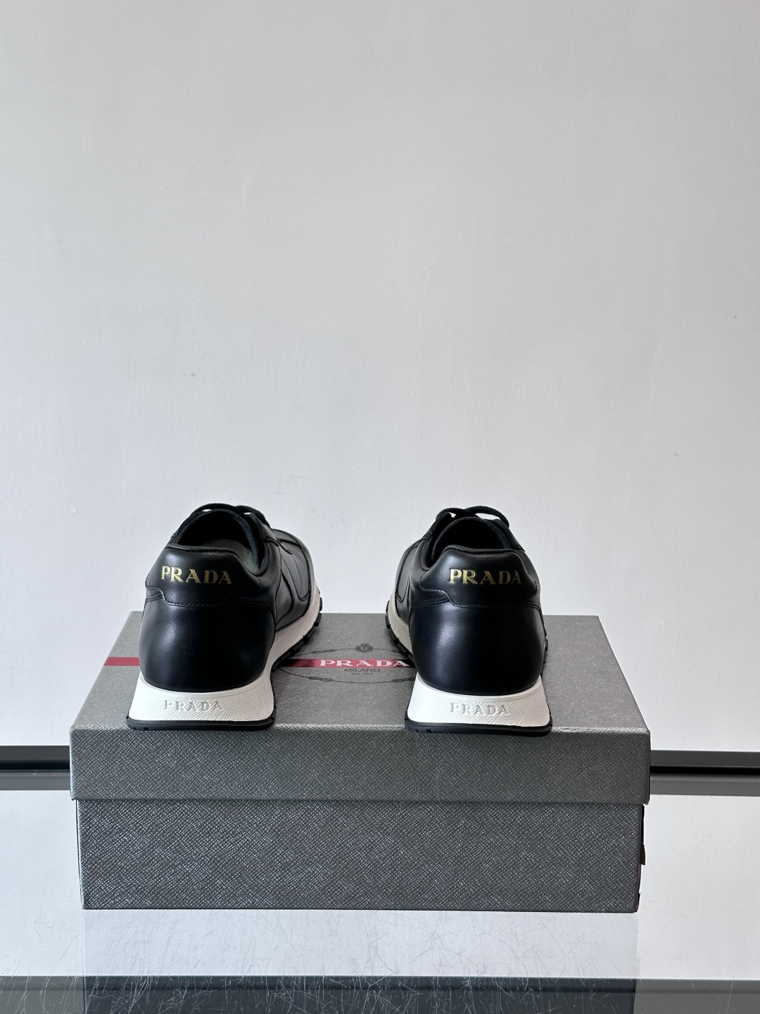 Prada男士复古运动休闲鞋，牛皮革拼接，装饰条点缀，层次感满满*。白色橡胶鞋底，防滑又舒适，日常穿搭或